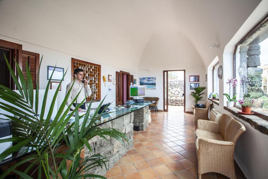 un homme debout dans le hall d'une maison dans l'établissement Pantelleria Resort, à Pantelleria