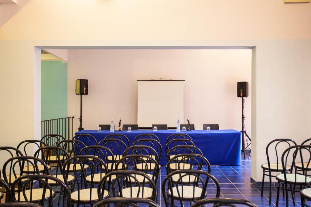 une salle de conférence avec une table et des chaises bleues dans l'établissement Pantelleria Resort, à Pantelleria 88 autres photos