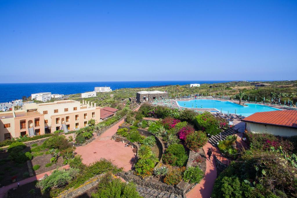 une vue aérienne d'un complexe hôtelier avec piscine dans l'établissement Pantelleria Resort, à Pantelleria