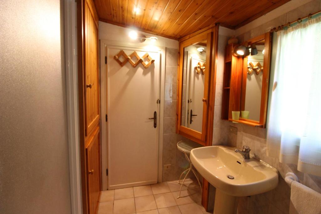 une salle de bain avec un lavabo, des toilettes et un miroir dans l'établissement Pagliazzone, à Bucine