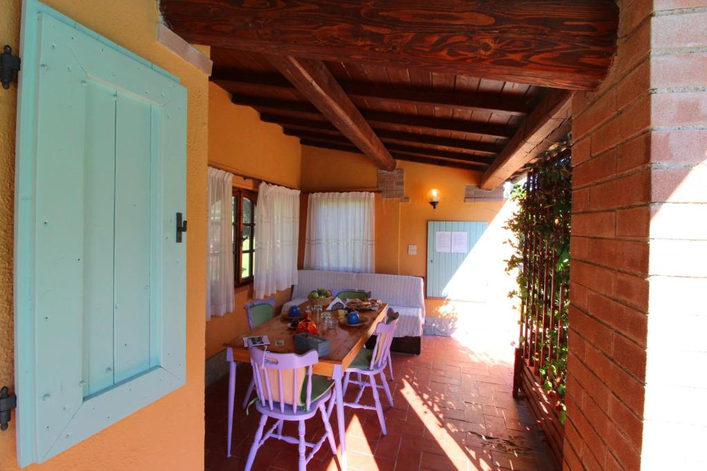 Cette chambre dispose d'une terrasse avec une table et des chaises. dans l'établissement Pagliazzone, à Bucine