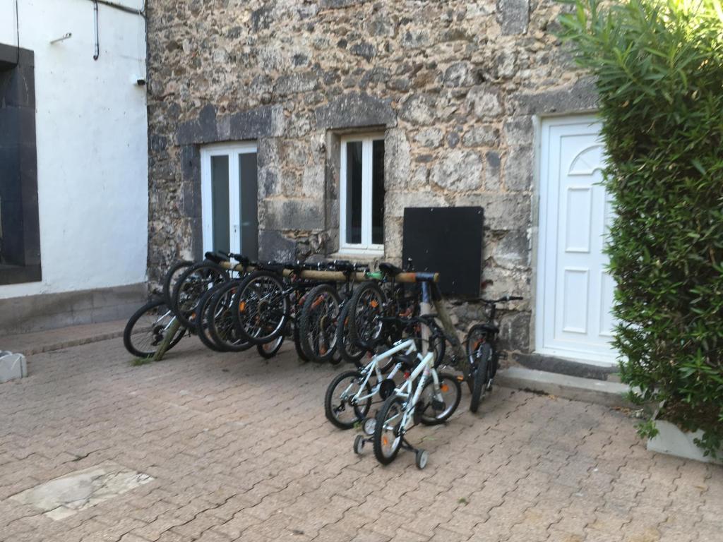 un groupe de vélos garés à côté d'un bâtiment dans l'établissement Mobile Home Camping Tohapi Agde, à Agde