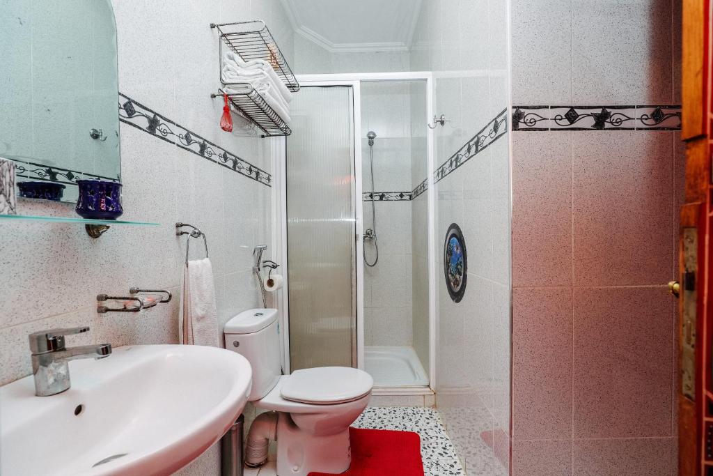 une salle de bain avec un lavabo, des toilettes et une douche dans l'établissement Riad For S, à Marrakech 25 autres photos