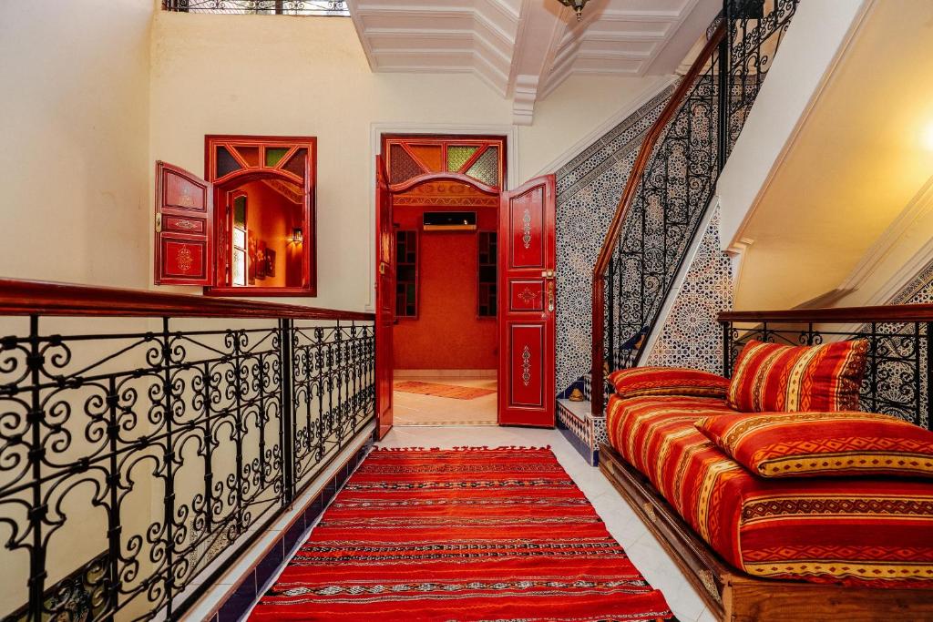 - un salon avec un canapé et une porte rouge dans l'établissement Riad For S, à Marrakech