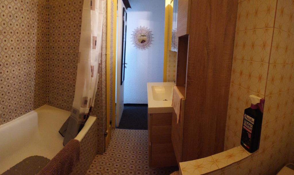 une salle de bain avec une baignoire, un lavabo et une douche dans l'établissement Studio Le Boussolenc, aux Orres 24 autres photos