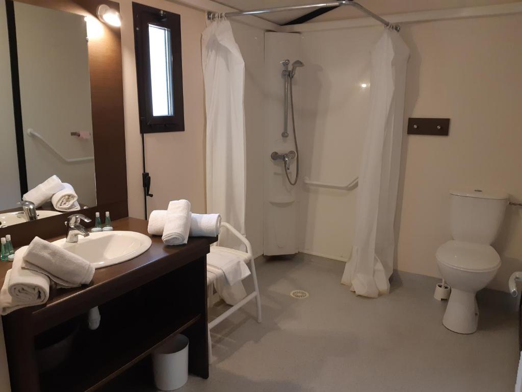 une salle de bain avec un lavabo, une douche et des toilettes dans l'établissement Résidence Lagrange Vacances - Les Cottages Varois, à Solliès-Toucas