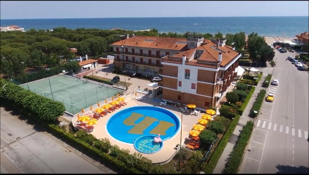 une vue aérienne d'un court de tennis et d'un bâtiment dans l'établissement International Hotel, à Cavallino-Treporti
