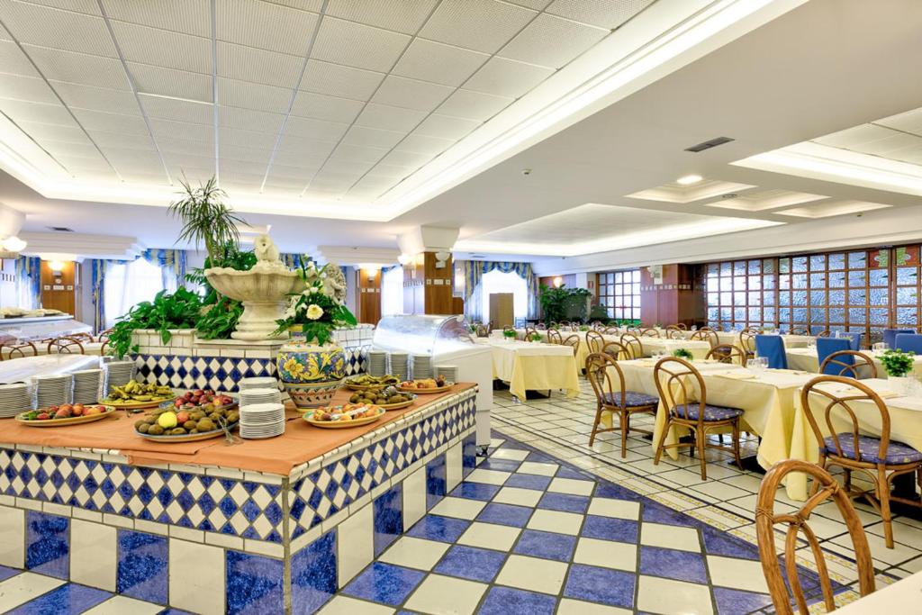 un restaurant avec des tables et des chaises et un buffet dans l'établissement Hotel Olimpo le Terrazze, à Letojanni
