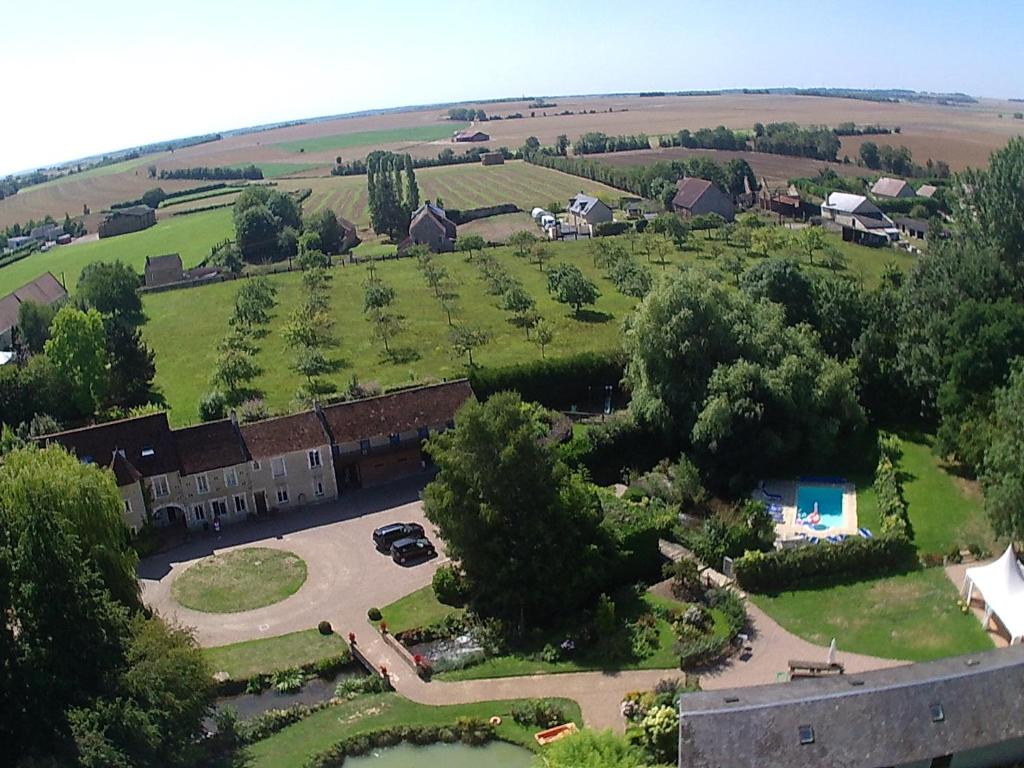 une vue aérienne d'un bâtiment avec une grande cour dans l'établissement yourte Coeur de Combray, à Ernes