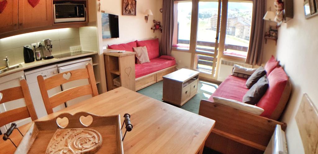 un salon avec un canapé et une table dans l'établissement Appartement La Plagne Soleil, à La Plagne