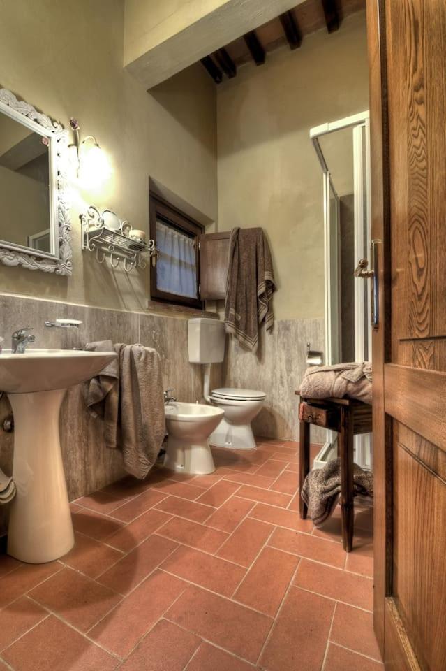 une salle de bain avec deux toilettes et un lavabo dans l'établissement Villa Canavetro, à Palaia