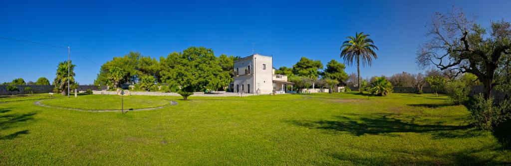 un bâtiment au milieu d'un champ vert dans l'établissement Villa Panagias tis Loreto, à Zollino