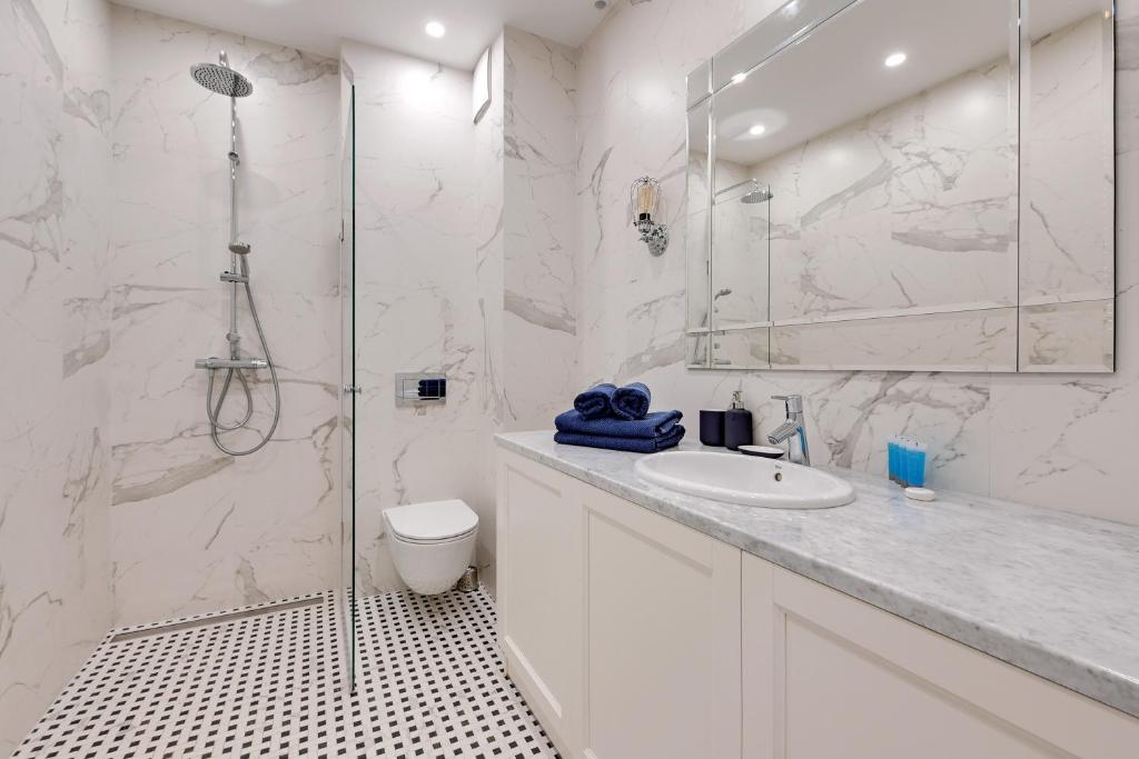 Blue Mandarin Riverside 8