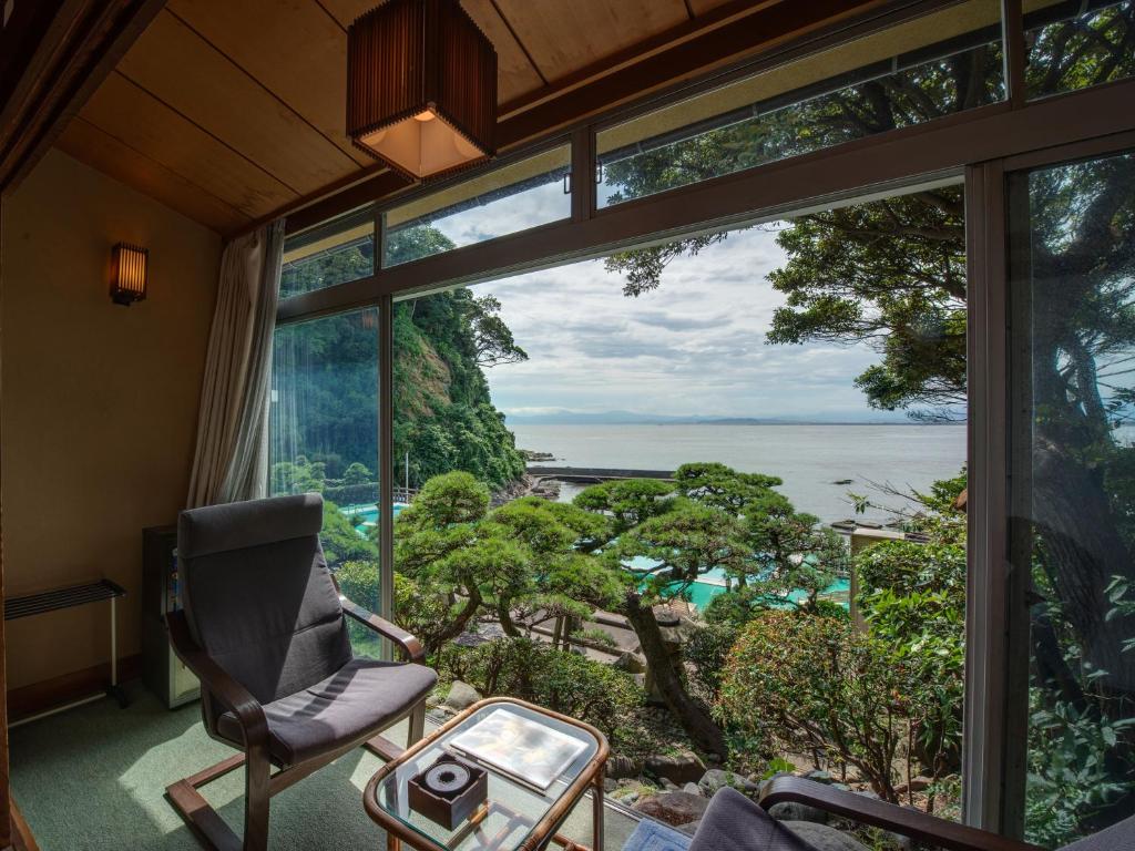 Cette chambre dispose d'une fenêtre offrant une vue sur l'océan. dans l'établissement Iwamotoro, à Fujisawa