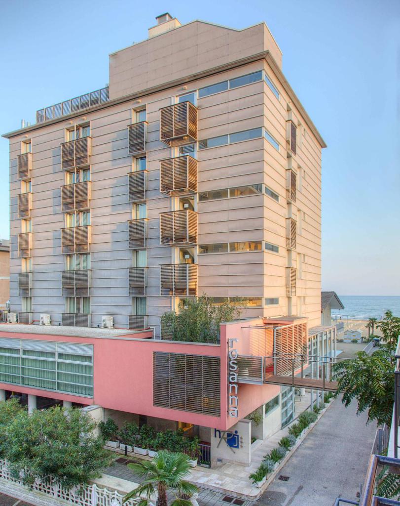 Il propose un hébergement doté d'un balcon et d'une vue sur l'océan. dans l'établissement Hotel Rosanna 3 Stelle Superior, à Lido di Jesolo