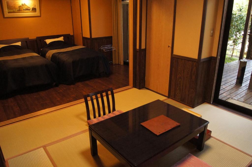 - une chambre avec une table et un lit dans l'établissement Fumoto Ryokan, à Minamioguni 37 autres photos