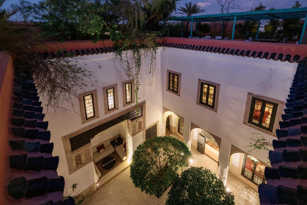 Cette chambre offre une vue sur une maison blanche dotée de lumières. dans l'établissement Le Farnatchi, à Marrakech