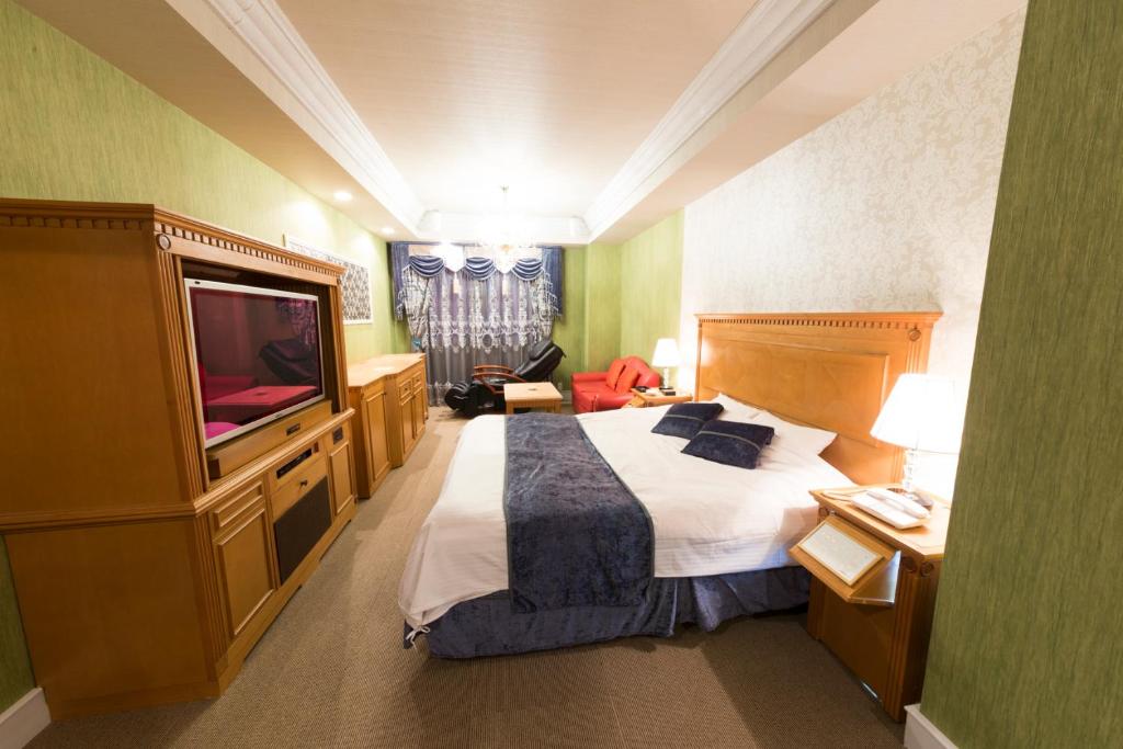 une chambre d'hôtel avec un lit et une télévision à écran plat dans l'établissement Nonno Classic Hotel (Adult Only), à Yokkaichi 14 autres photos