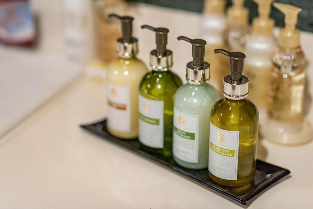 un groupe de quatre bouteilles assises sur une étagère dans l'établissement ホテル リトルチャペルクリスマス 梅田, à Osaka 35 autres photos