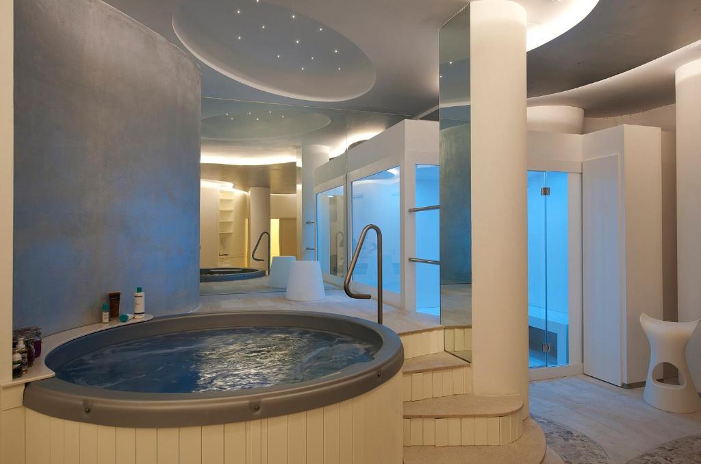 - une grande salle de bains avec une grande baignoire au milieu dans l'établissement Hotel Excelsior, à Vasto