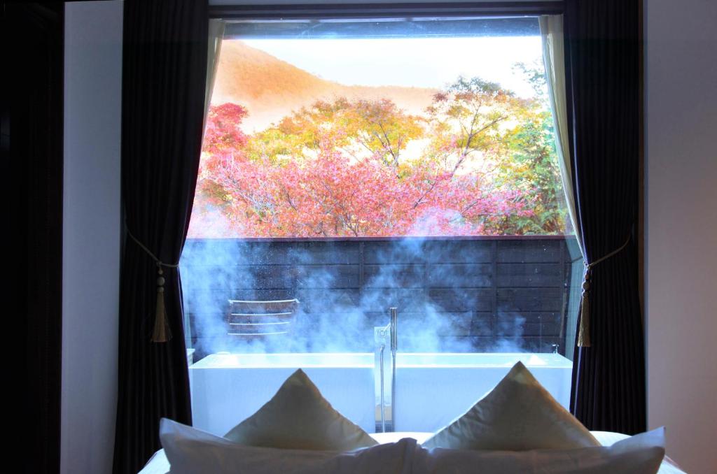 une fenêtre de chambre avec vue sur un arbre dans l'établissement Bettei Koyoi - Adult Only, à Hakone