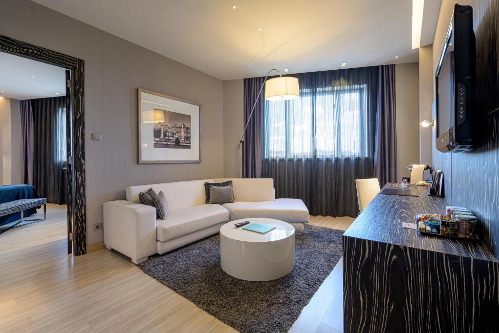 Hotel Maydrit Airport Image