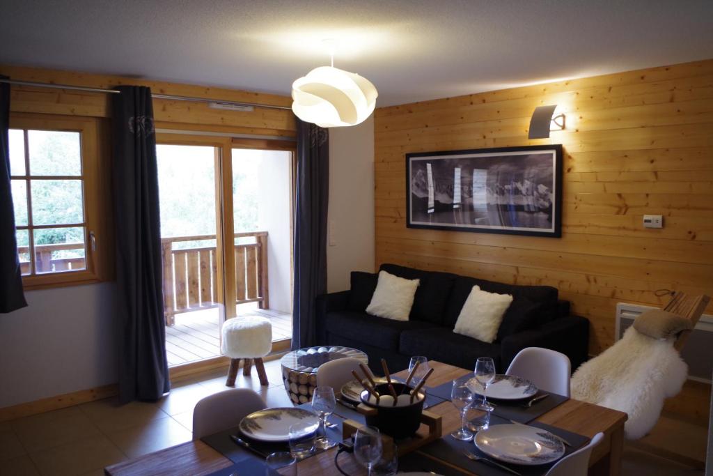 un salon avec un canapé et une table dans l'établissement Résidence : Le Crystal Chalet, à Les Deux Alpes