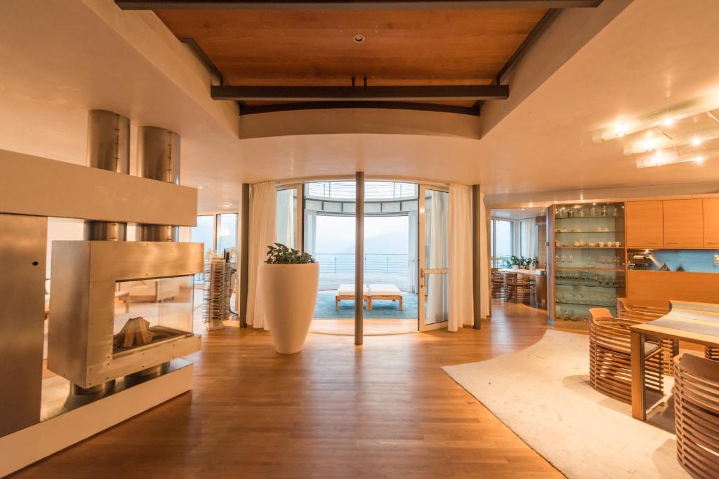 un salon avec cheminée et une salle à manger dans l'établissement Turm Chalet, à Laces