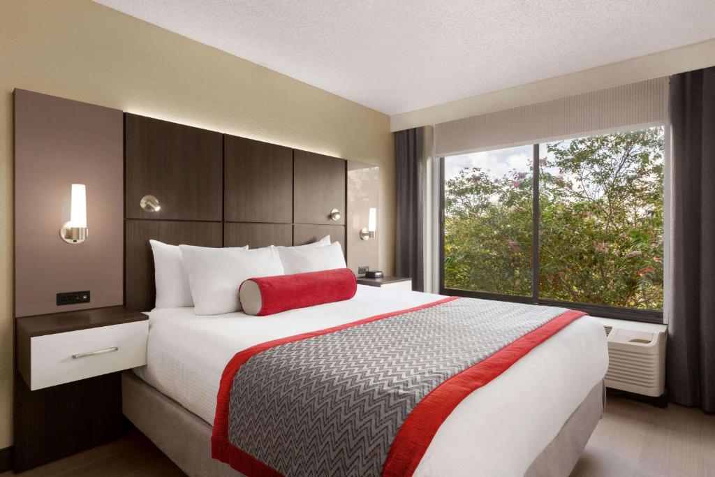 Ramada by Wyndham Suites Orlando Airport Image