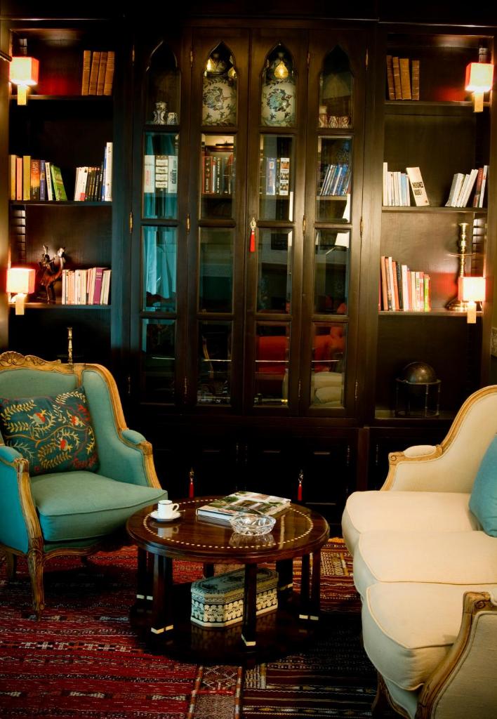 un salon avec deux chaises et une table basse dans l'établissement Riad Idra, à Marrakech