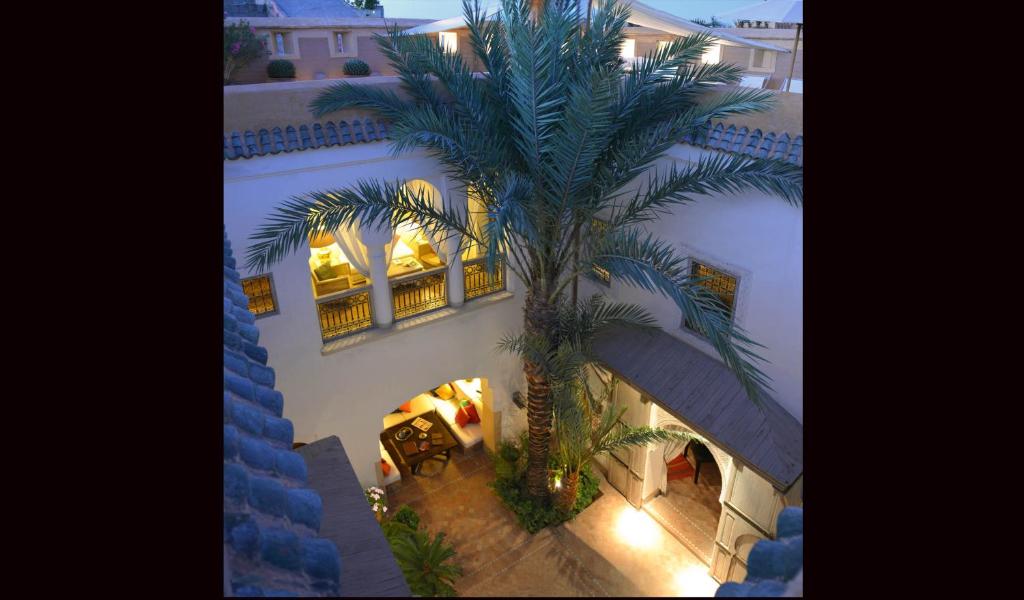une vue aérienne sur un bâtiment avec un palmier dans l'établissement Dar Housnia, à Marrakech