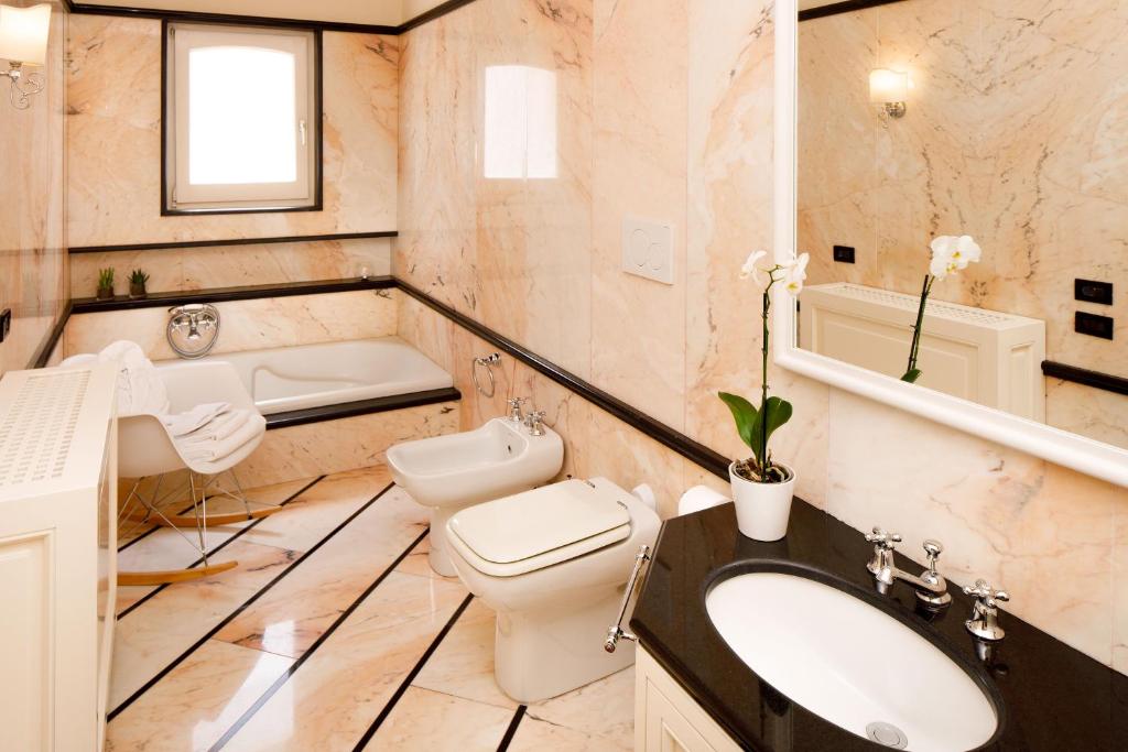 une salle de bain avec un lavabo, des toilettes et une baignoire dans l'établissement Villa D'Esposito - Sorrento Coast, à Sant'Agnello