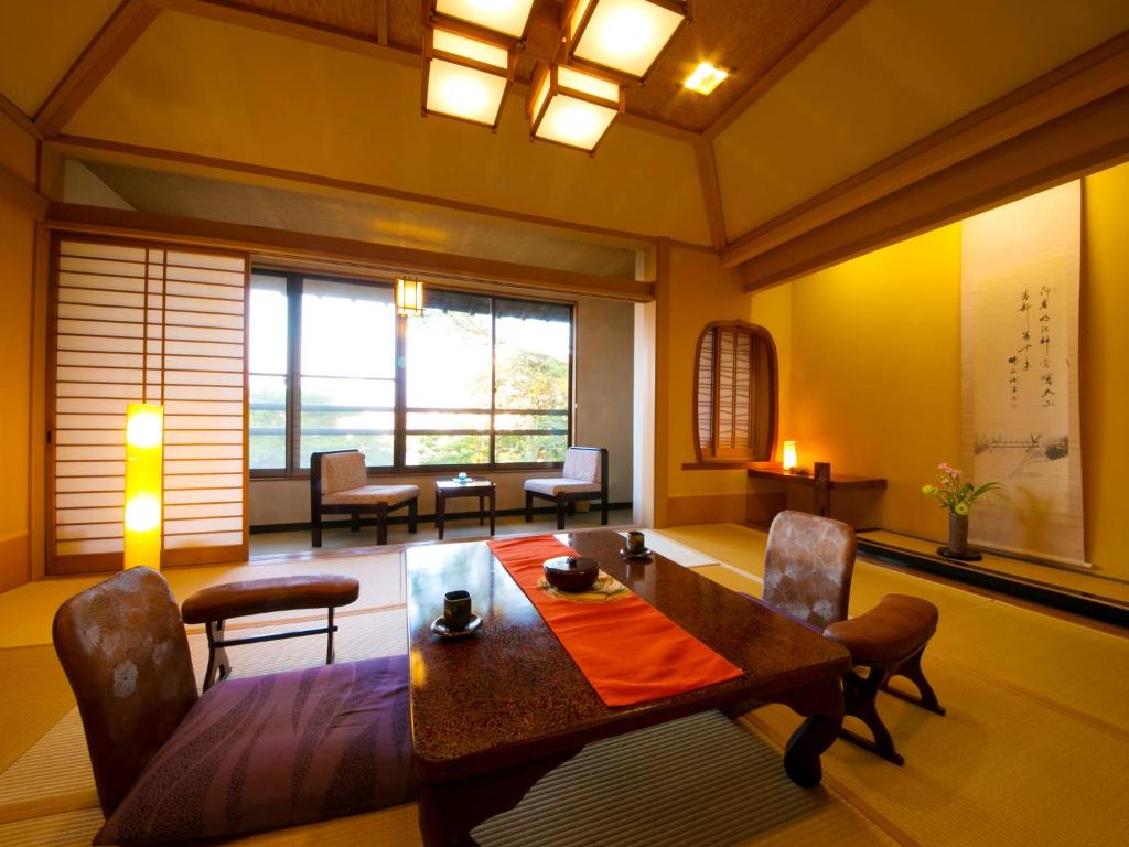 un salon avec une table et des chaises dans l'établissement Ryokan Wataya, à Karatsu