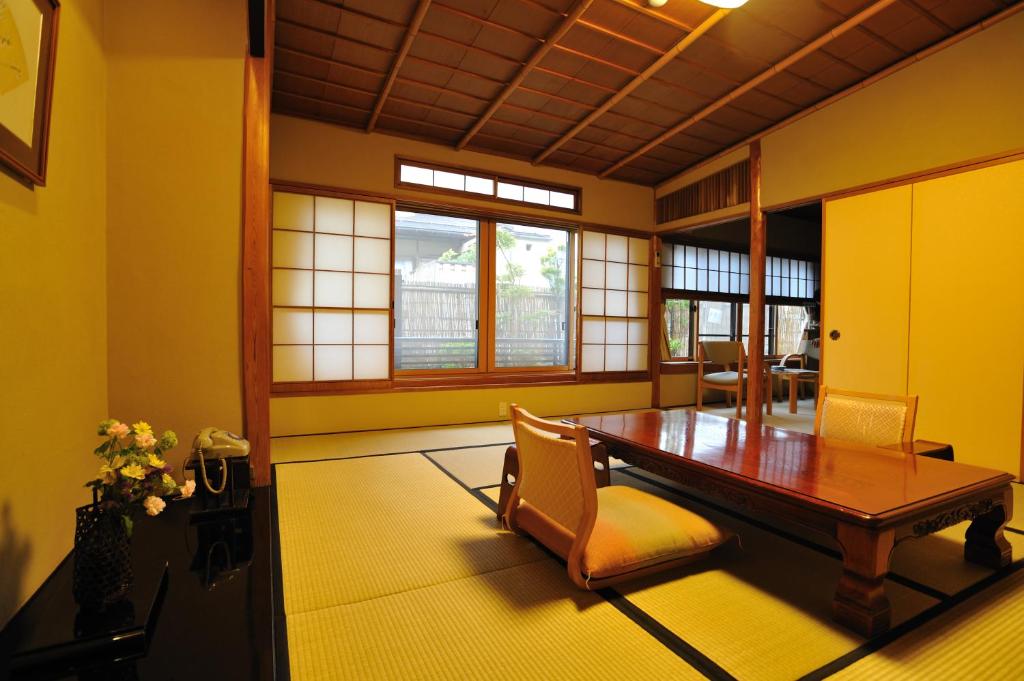 une salle à manger avec une table et des chaises en bois dans l'établissement Shibu Onsen KOKUYA, à Yamanouchi