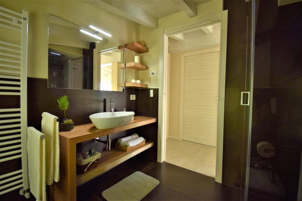 une salle de bain avec un lavabo et un miroir dans l'établissement Villa Mimosa Bellagio Wild Flowers, à Oliveto Lario