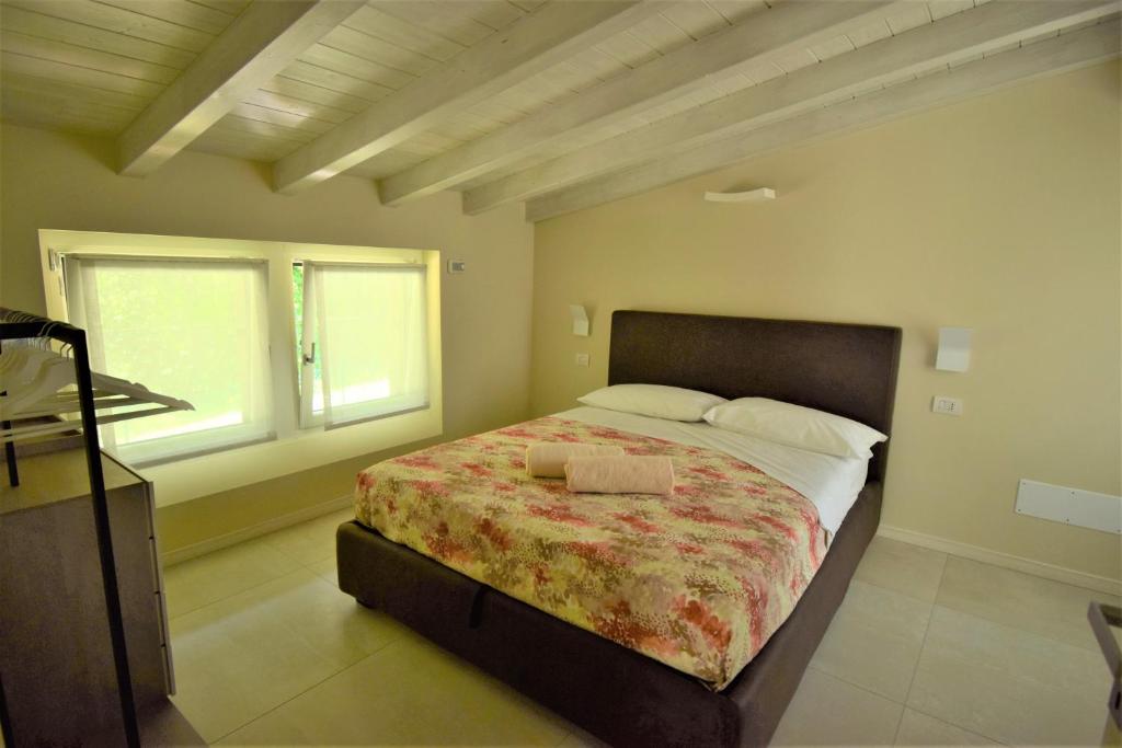 une chambre avec un lit et une fenêtre dans l'établissement Villa Mimosa Bellagio Wild Flowers, à Oliveto Lario 45 autres photos