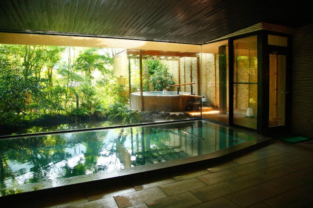 une maison avec une piscine et une baignoire dans l'établissement Oku Yugawara Tsubaki, à Yugawara 37 autres photos