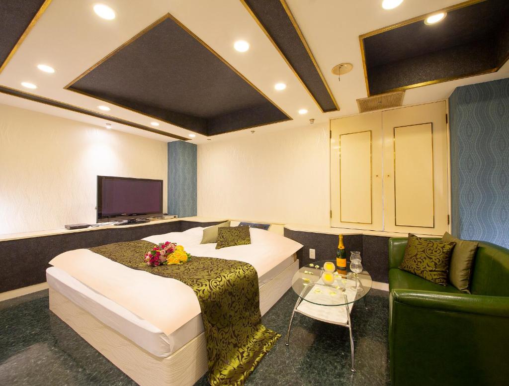 une chambre d'hôtel avec un lit, un canapé et une télévision dans l'établissement Hotel Gee (Adult Only), à Sakai 13 autres photos