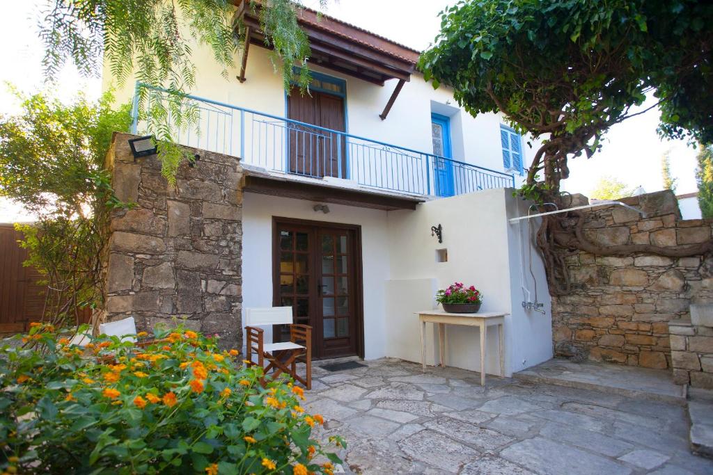 Cecilias Courtyard 6