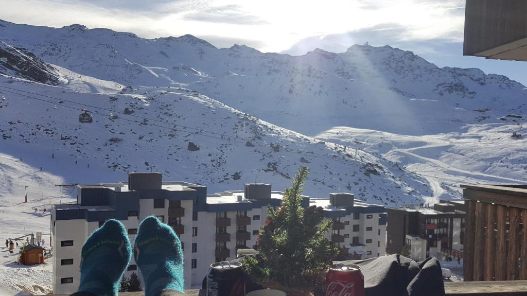 une paire de skis de neige sur un bâtiment avec une montagne dans l'établissement Le Serac W6 appartement avec véranda en angle vue panoramique gérer par particulier sur place, à Val Thorens 21 autres photos