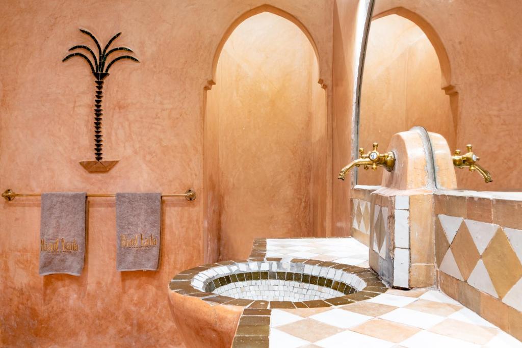 une salle de bain avec une fontaine au milieu d'une pièce dans l'établissement Riad Laila, à Marrakech