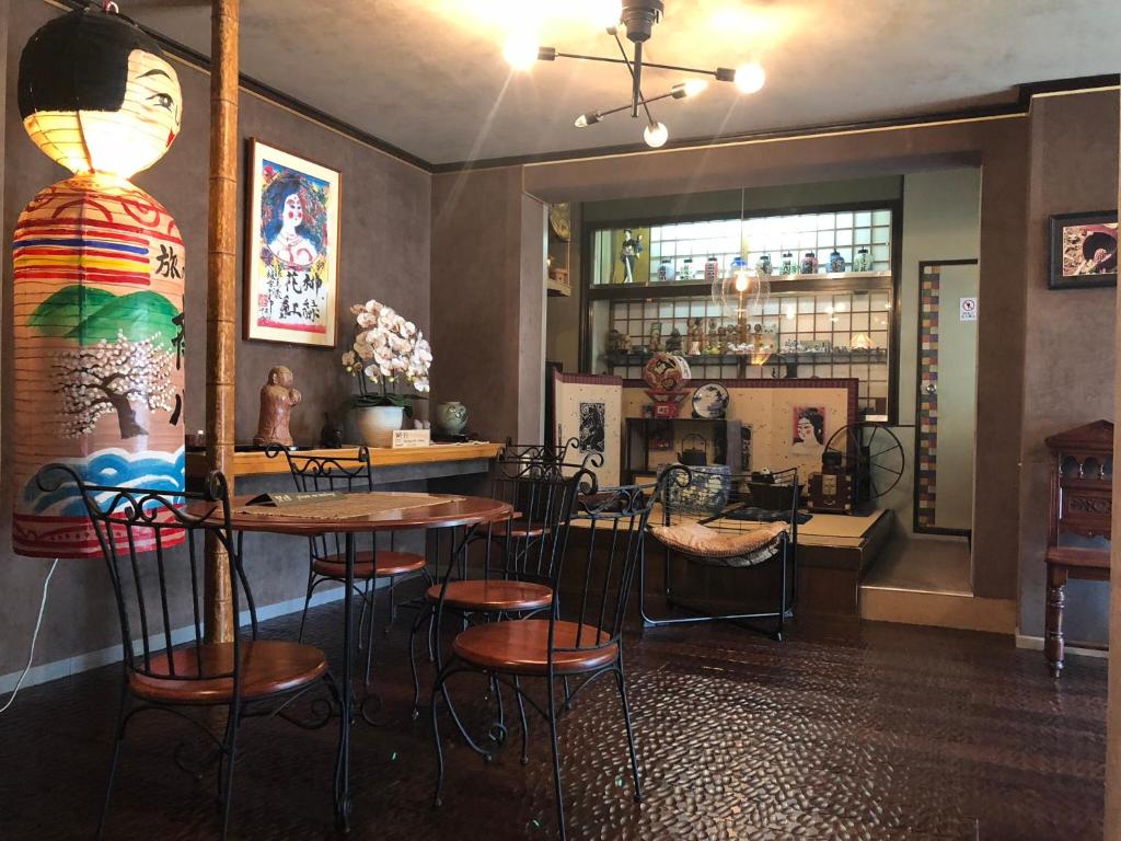 un restaurant avec des tables et des tabourets dans une salle dans l'établissement Tabinoyado Saikawa, à Kuroishi
