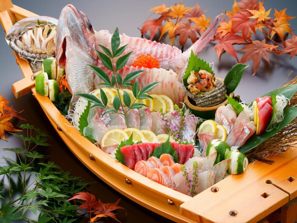 - un plateau de sushis dans un bateau en bois dans l'établissement Seaside Hotel Mimatsu Ooetei, à Beppu