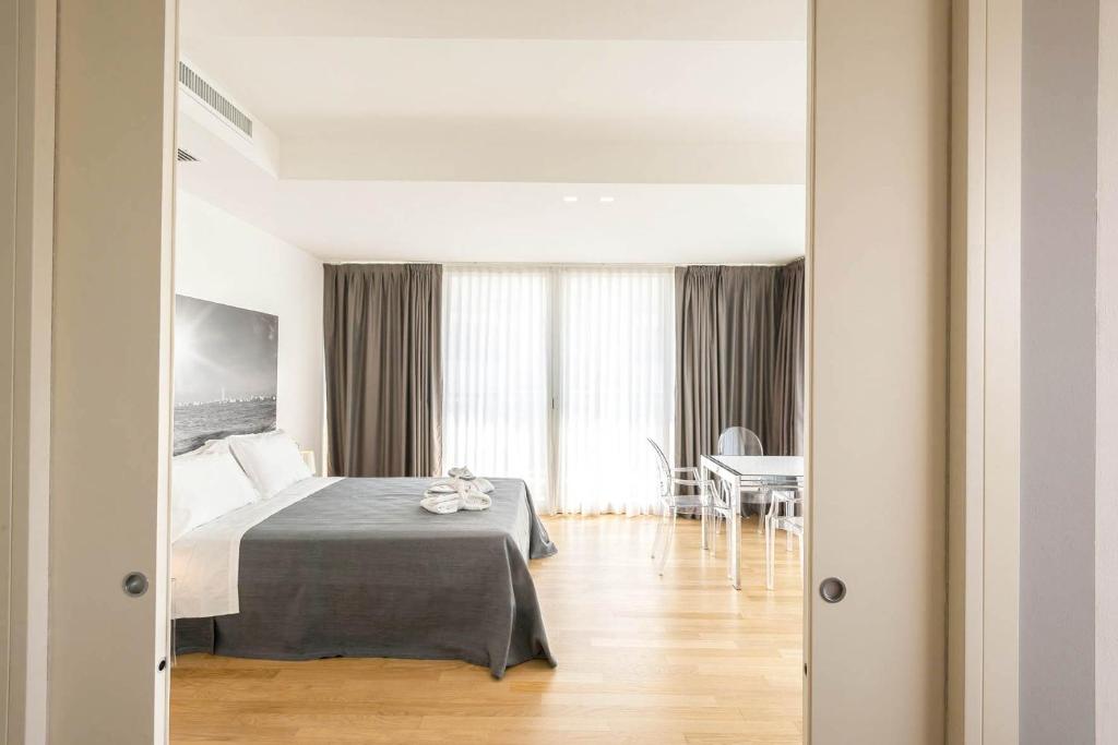 une chambre avec un lit et une table dans une pièce dans l'établissement Perla Verde Hotel, à Milano Marittima