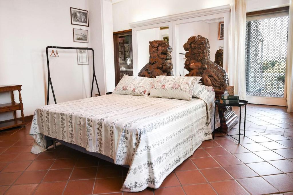 une chambre avec un lit avec une tête de lit en bois dans l'établissement Villa Amalia Augusta, à Anguillara Sabazia 25 autres photos