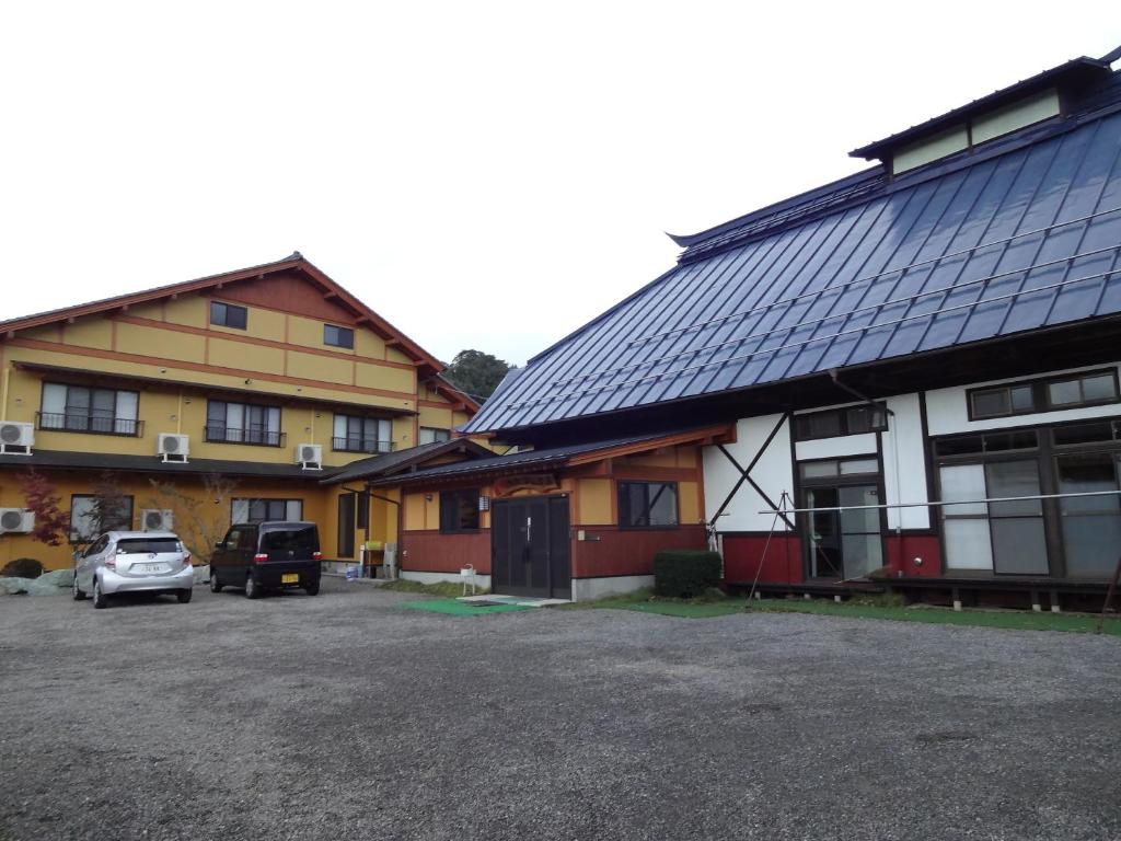 un bâtiment doté de panneaux solaires sur son côté dans l'établissement Hanasaku Onsen Yoshiyaso, à Katashina