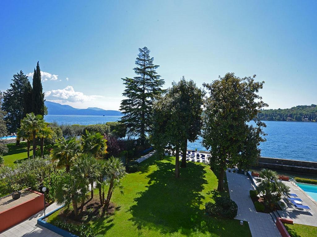 - une vue aérienne sur un parc arboré et l'eau dans l'établissement Hotel Salò du Parc, à Salò