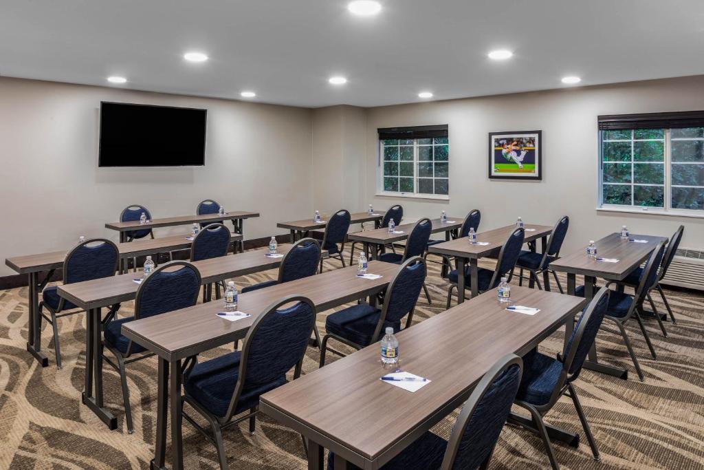 Microtel Inn & Suites by Wyndham Atlanta Buckhead Area Image