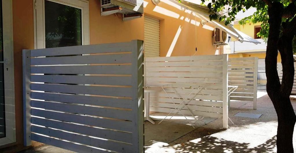 une clôture blanche devant une maison dans l'établissement Dépendance Lisa, à Pineto 5 autres photos