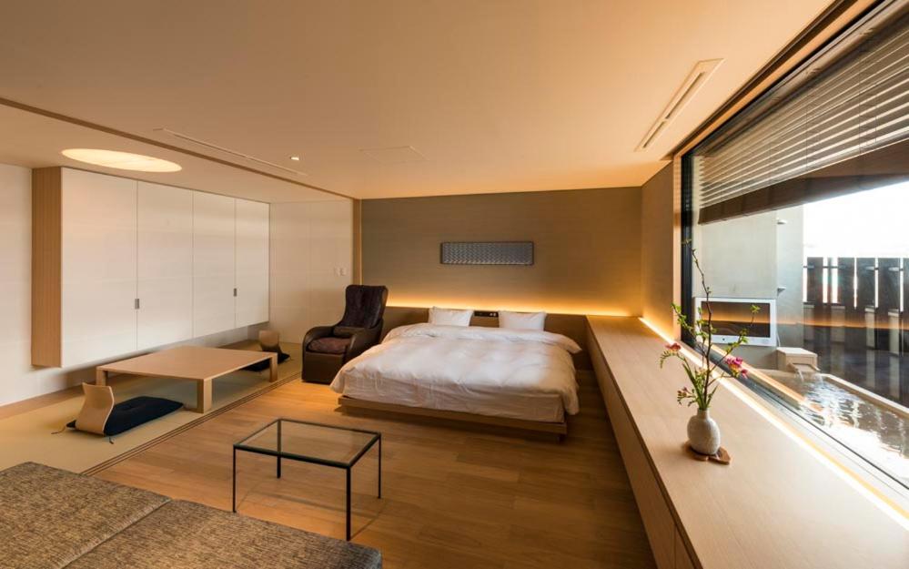 une chambre avec un lit, un canapé et une table dans l'établissement Chikurakan, à Minamiboso 37 autres photos